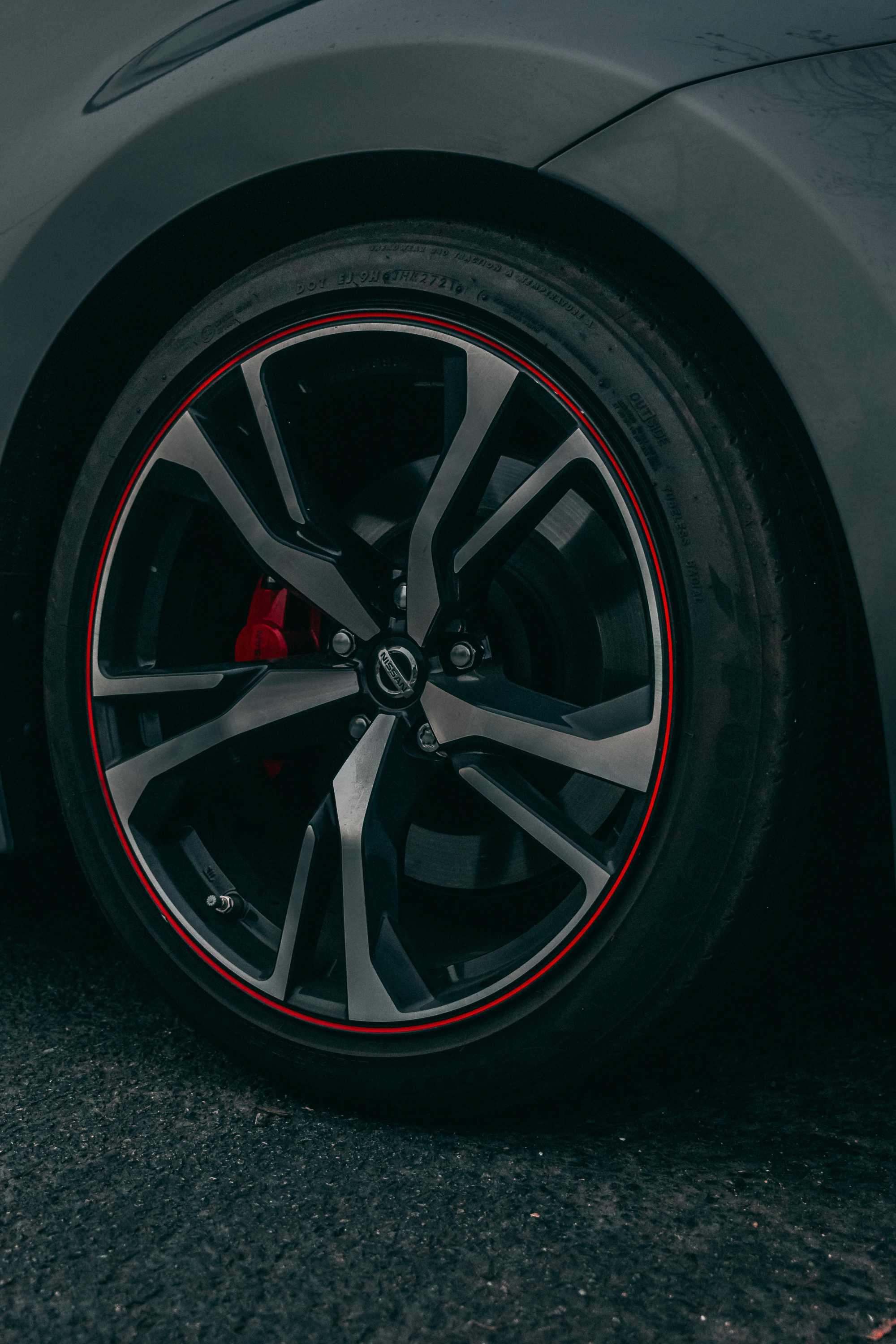 2018款雷克萨斯ES200的轮圈轮胎型号和尺寸是什么？